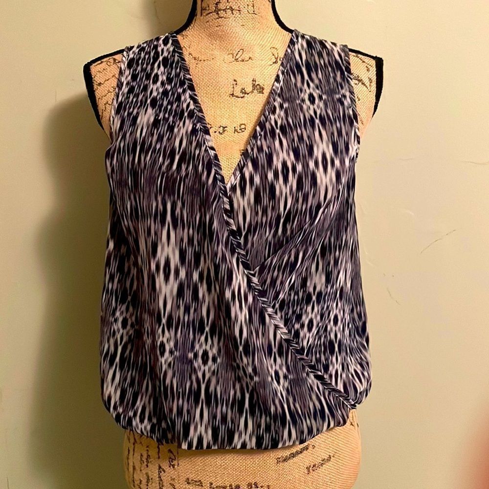 EUC! New York & Co sleeveless faux wrap blouse with